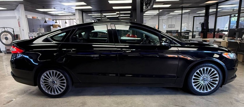 Ford Fusion Vehicle Full-screen Gallery Image 05