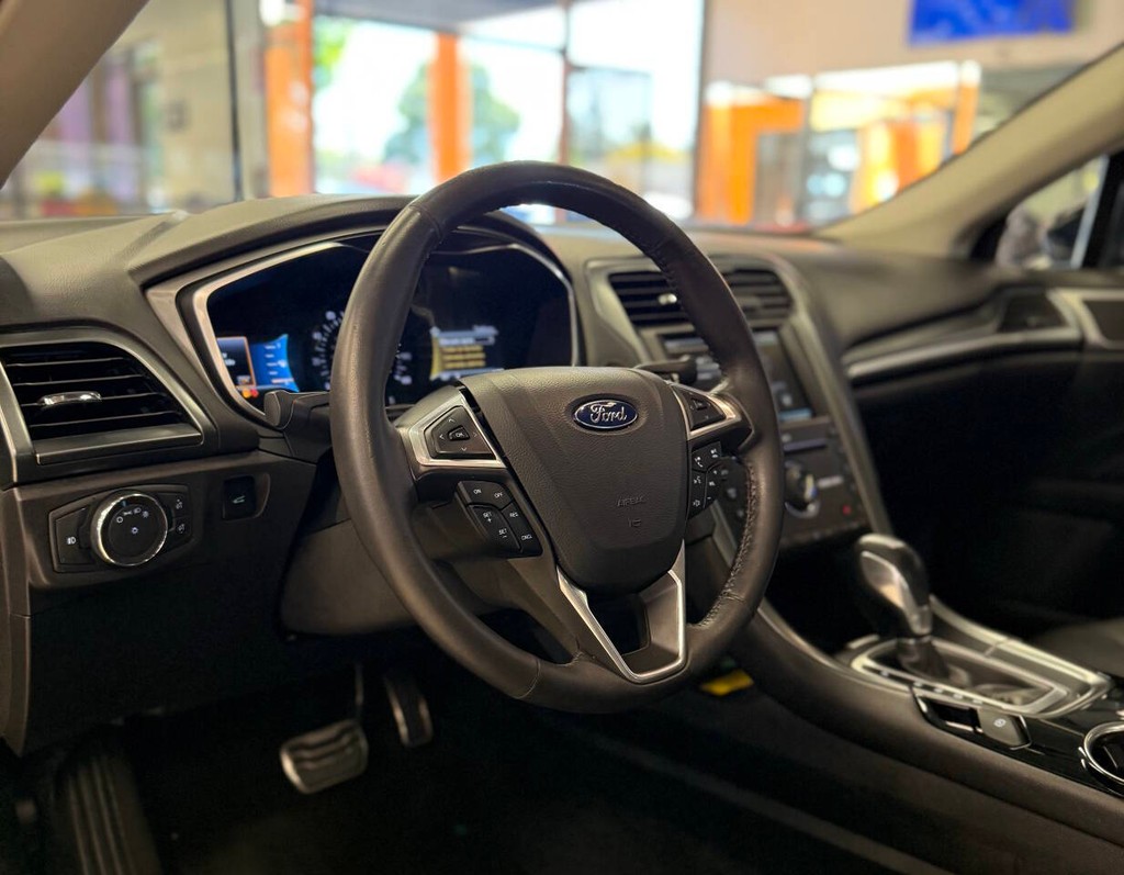 Ford Fusion Vehicle Full-screen Gallery Image 10