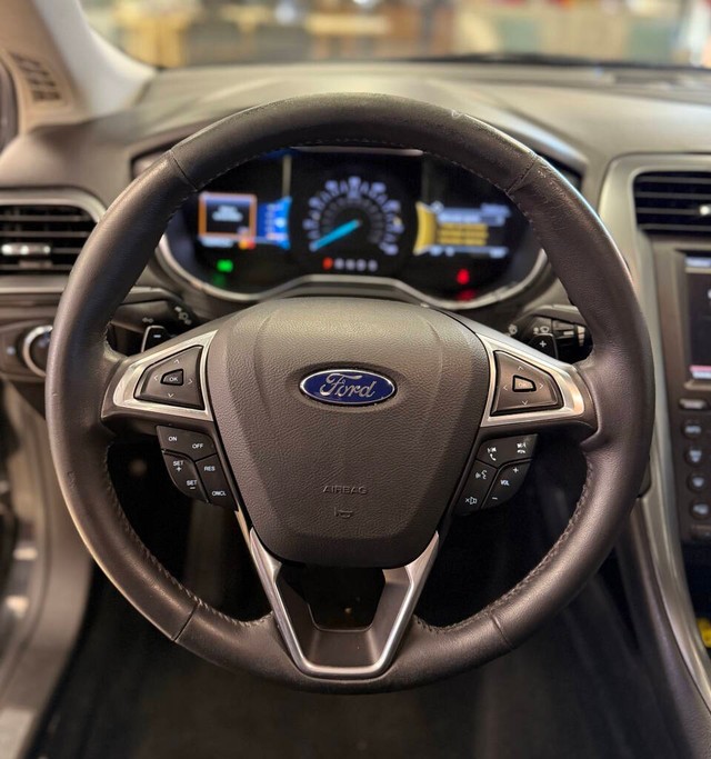 Ford Fusion Vehicle Full-screen Gallery Image 09