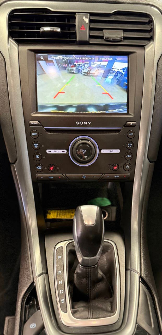 Ford Fusion Vehicle Full-screen Gallery Image 11