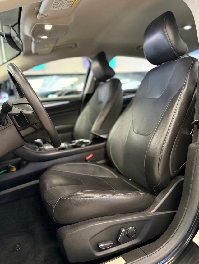 Ford Fusion Vehicle Full-screen Gallery Image 12