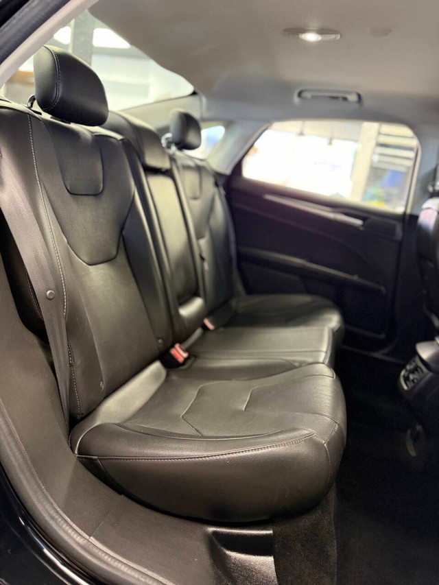 Ford Fusion Vehicle Full-screen Gallery Image 14