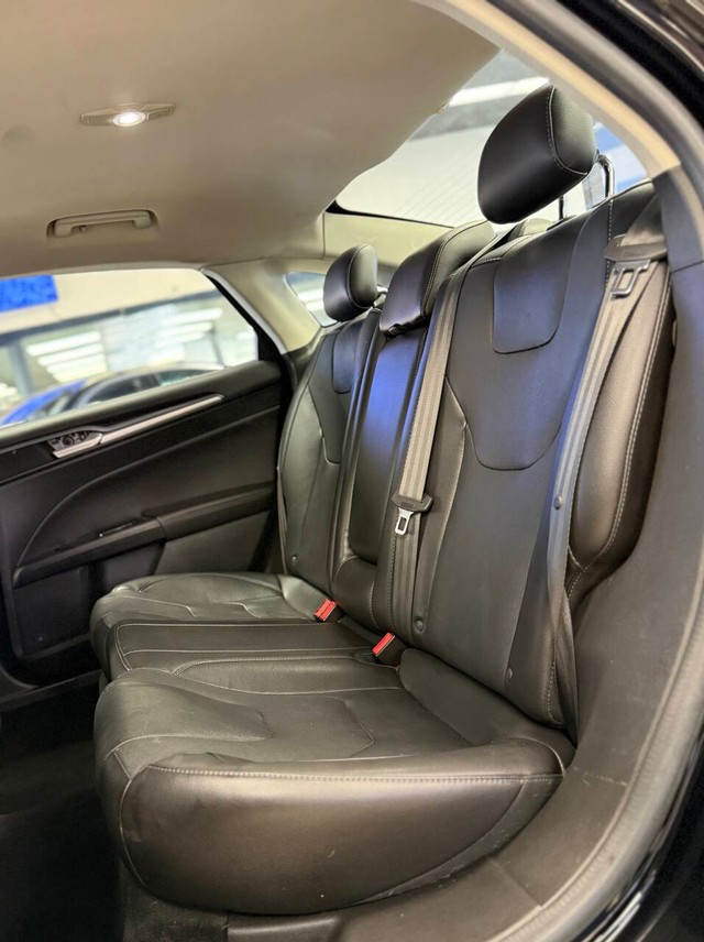 Ford Fusion Vehicle Full-screen Gallery Image 15