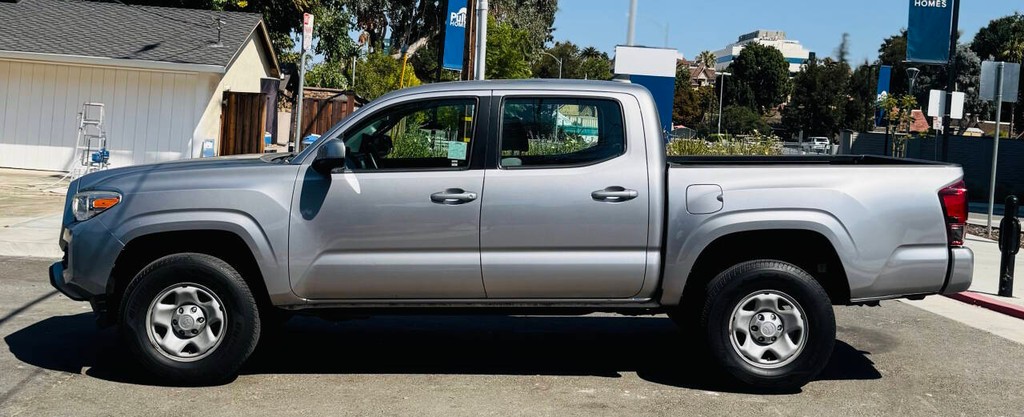 Toyota Tacoma Vehicle Full-screen Gallery Image 04