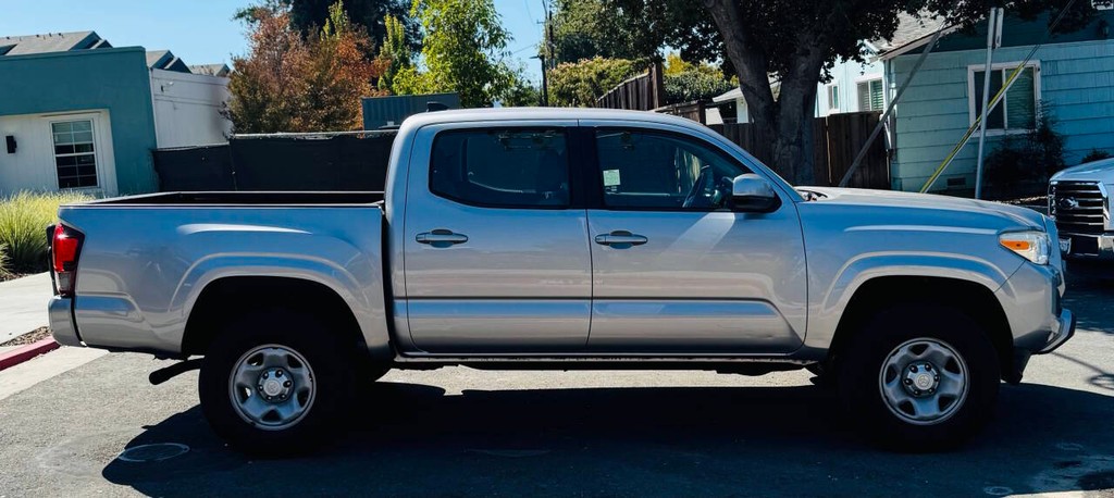 Toyota Tacoma Vehicle Full-screen Gallery Image 05