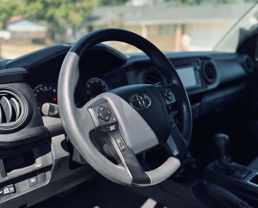 Toyota Tacoma Vehicle Full-screen Gallery Image 10