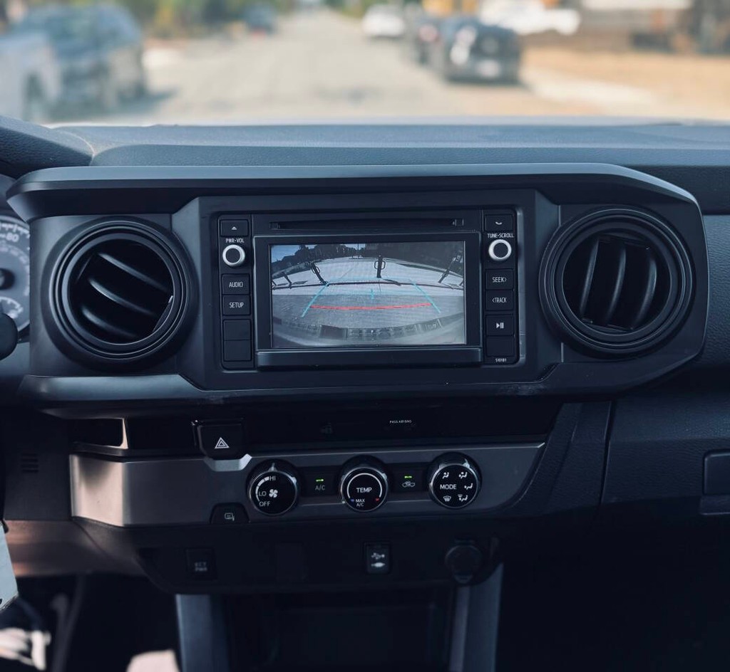 Toyota Tacoma Vehicle Full-screen Gallery Image 11