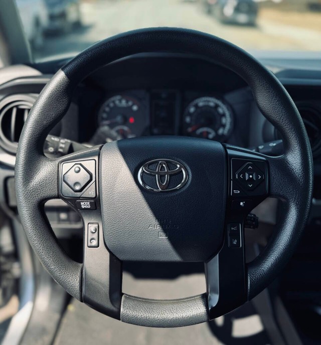 Toyota Tacoma Vehicle Full-screen Gallery Image 09