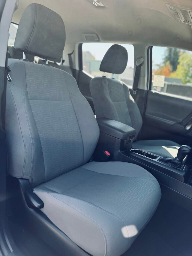 Toyota Tacoma Vehicle Full-screen Gallery Image 13