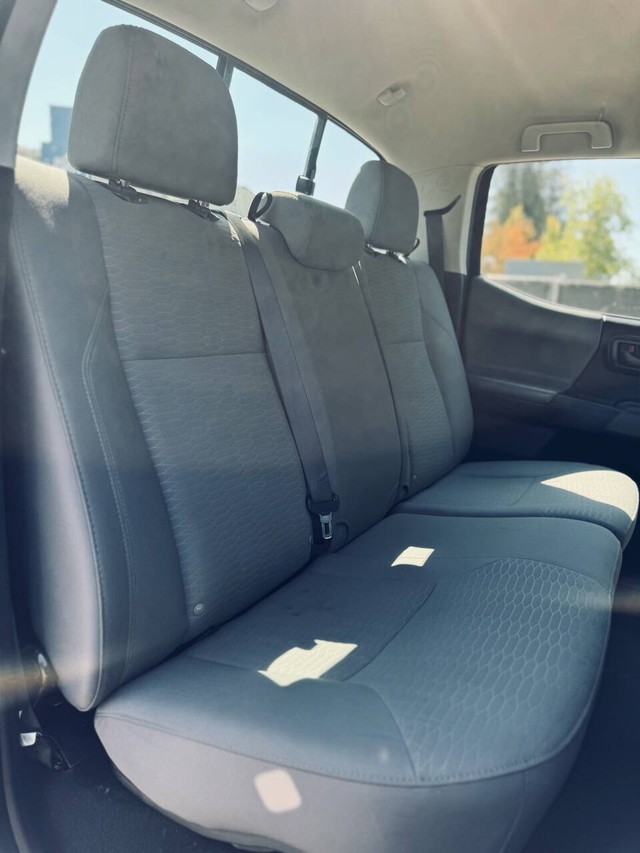 Toyota Tacoma Vehicle Full-screen Gallery Image 14