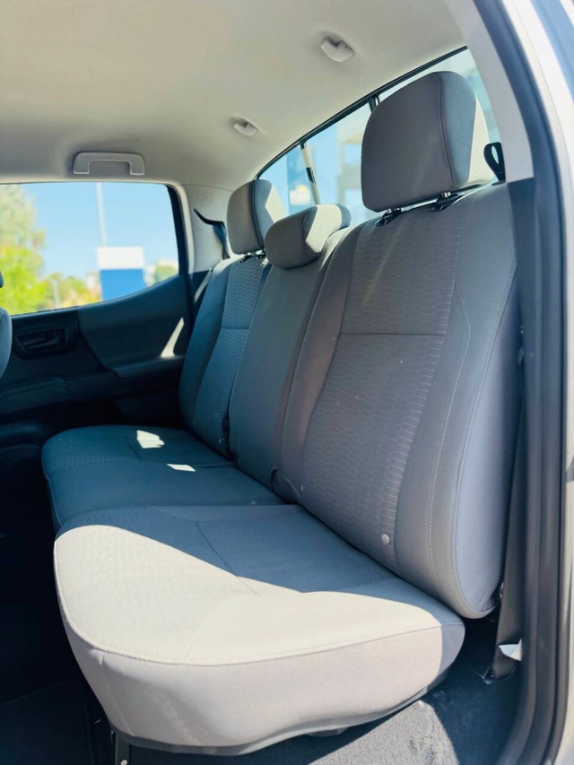 Toyota Tacoma Vehicle Full-screen Gallery Image 15