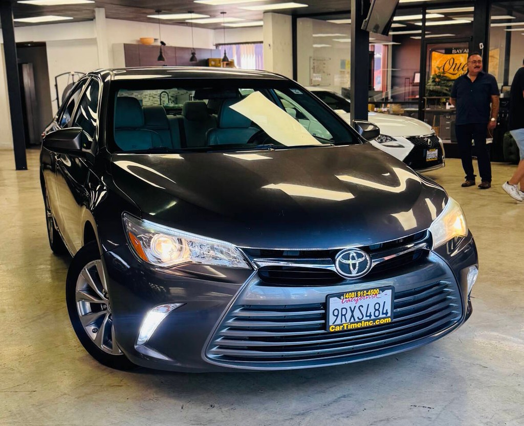 Toyota Camry Vehicle Full-screen Gallery Image 02