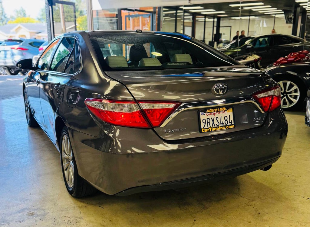 Toyota Camry Vehicle Full-screen Gallery Image 04