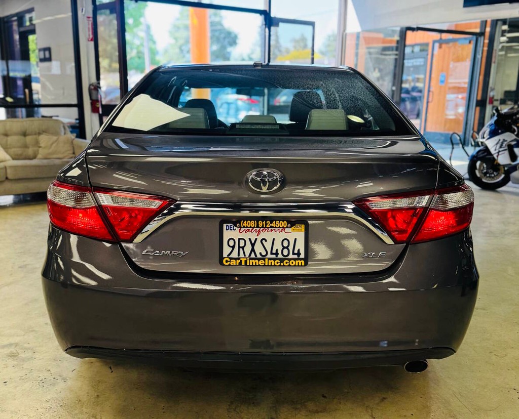 Toyota Camry Vehicle Full-screen Gallery Image 06