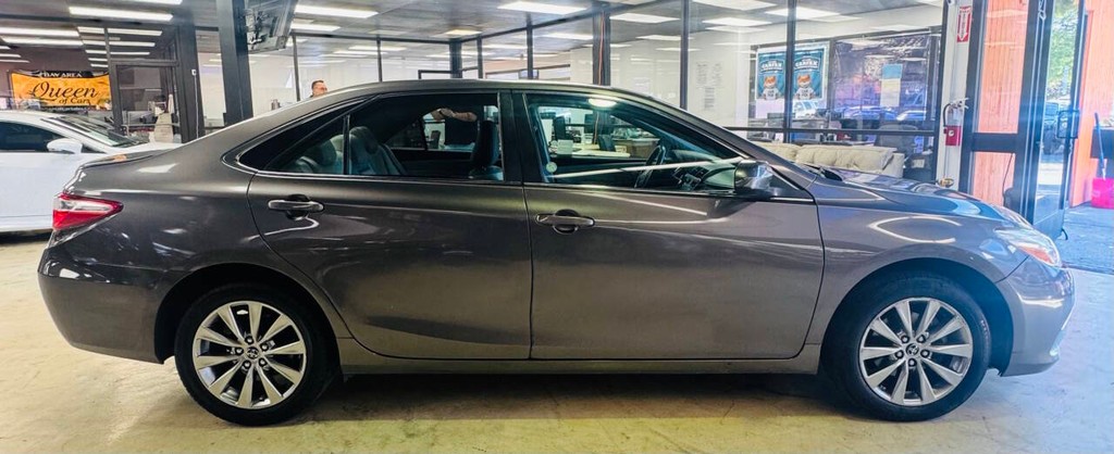 Toyota Camry Vehicle Full-screen Gallery Image 08