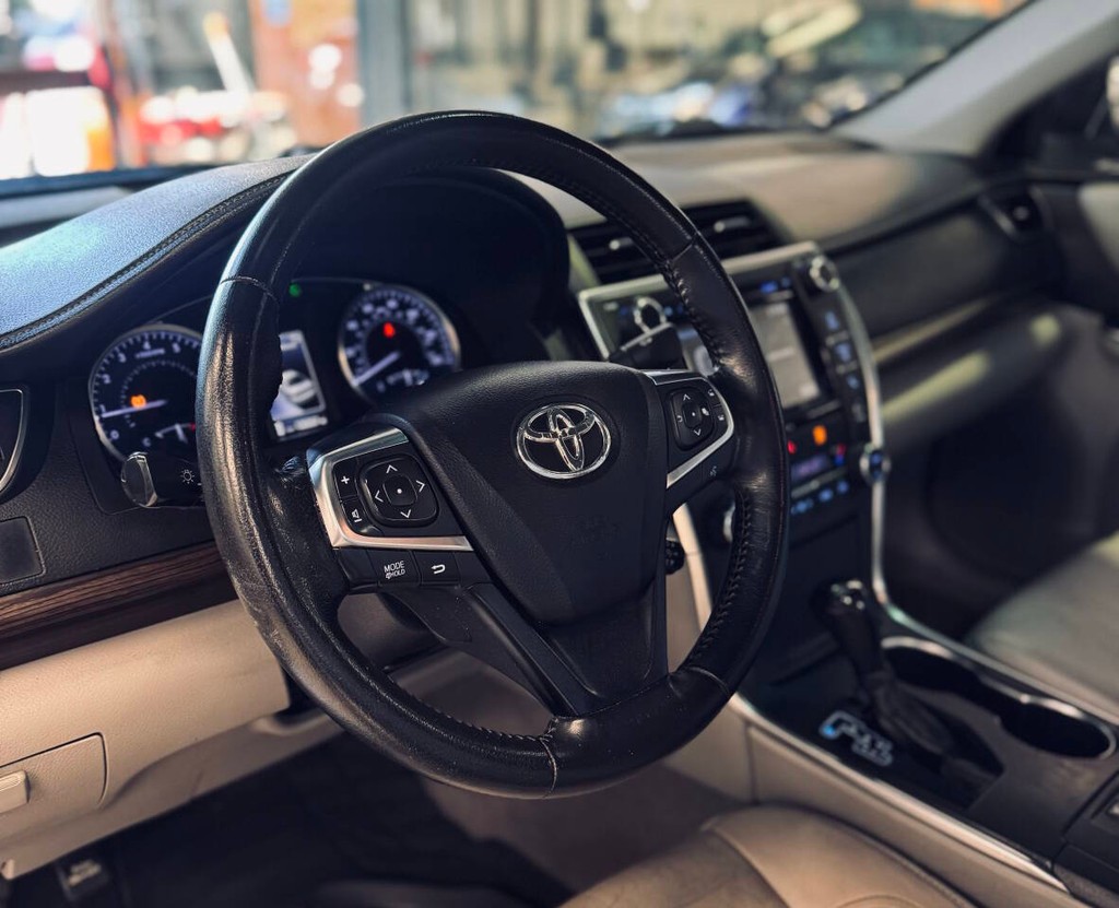 Toyota Camry Vehicle Full-screen Gallery Image 10