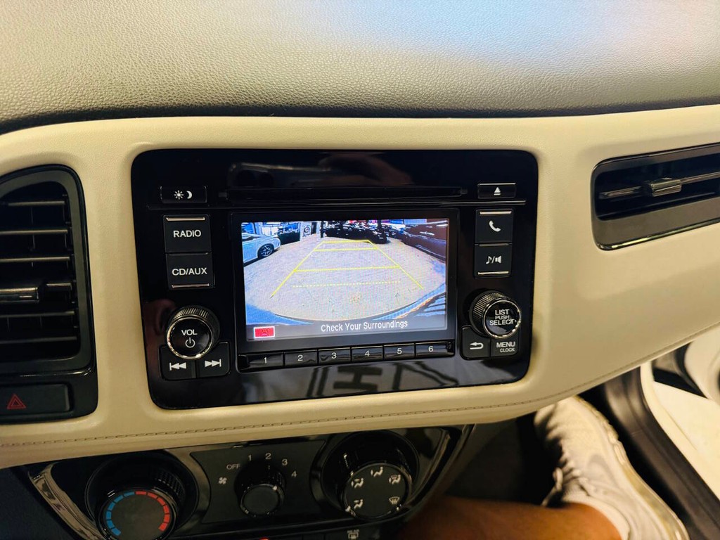 Honda HR-V Vehicle Full-screen Gallery Image 16