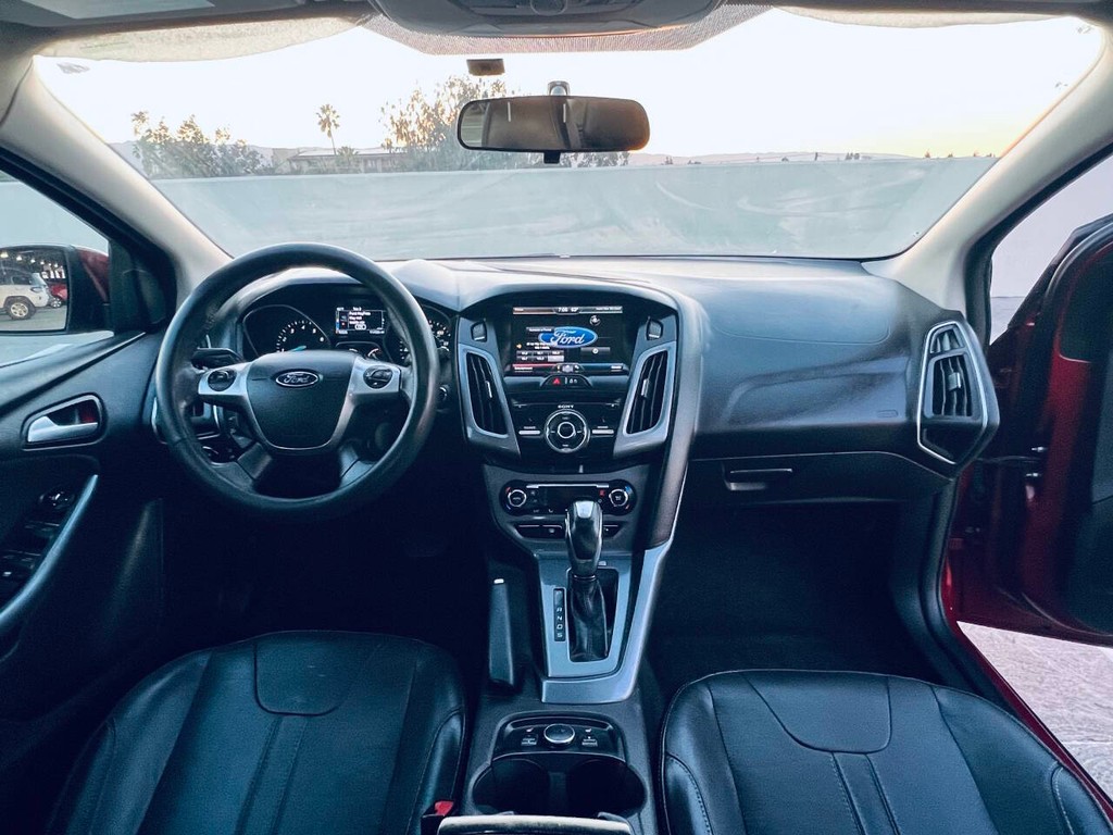 Ford Focus Hatchback Vehicle Full-screen Gallery Image 11