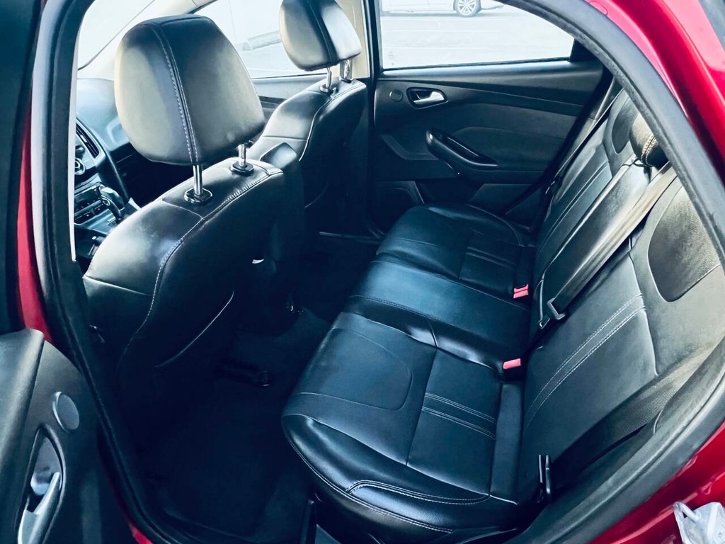 Ford Focus Hatchback Vehicle Full-screen Gallery Image 13