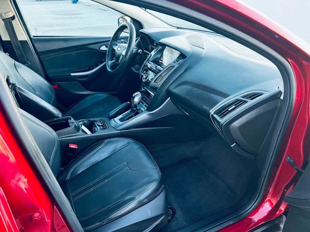 Ford Focus Hatchback Vehicle Full-screen Gallery Image 14