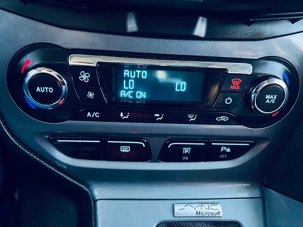 Ford Focus Hatchback Vehicle Full-screen Gallery Image 20