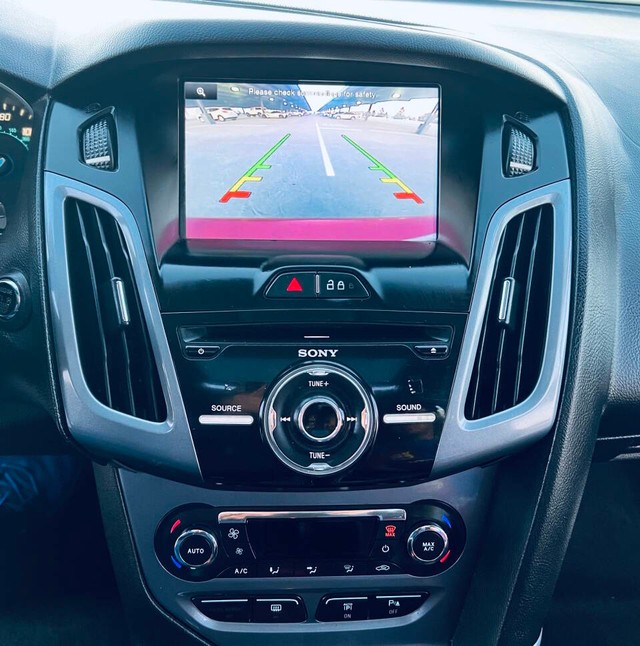 Ford Focus Hatchback Vehicle Full-screen Gallery Image 16