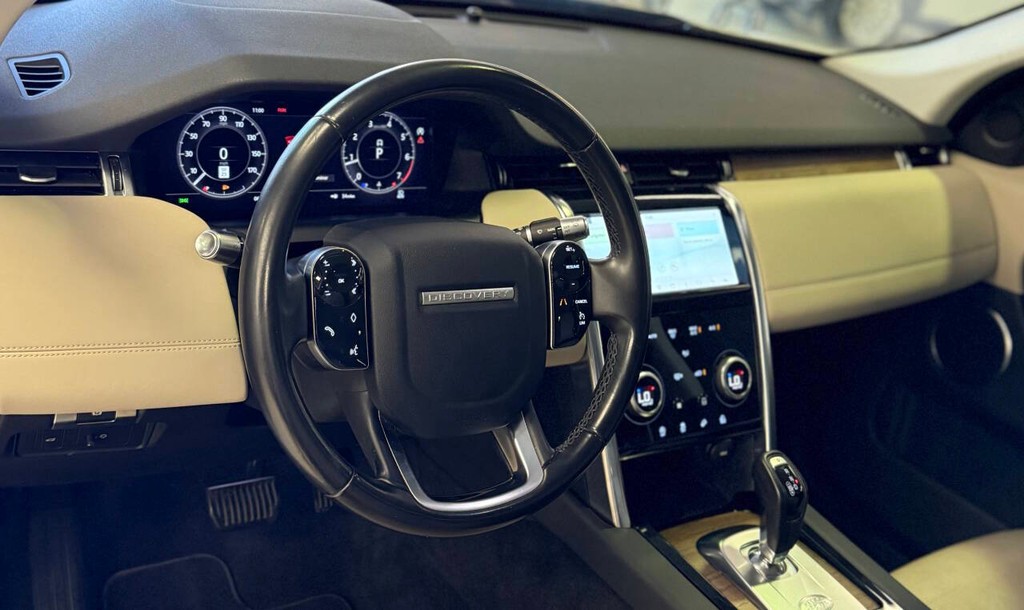 Land Rover Discovery Sport Vehicle Full-screen Gallery Image 09