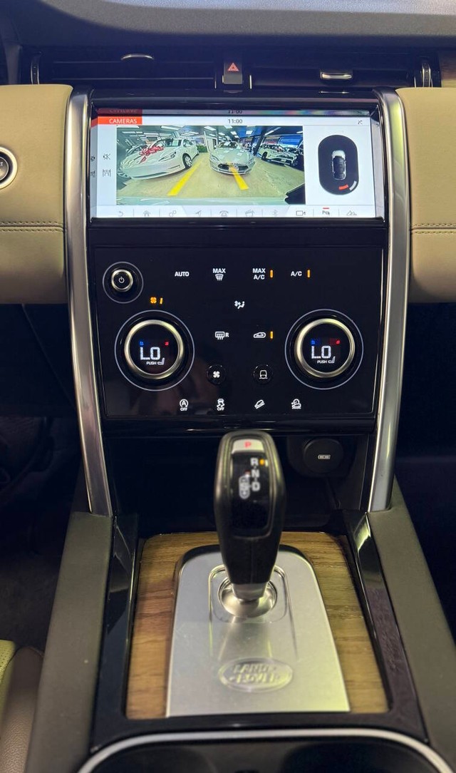 Land Rover Discovery Sport Vehicle Full-screen Gallery Image 11