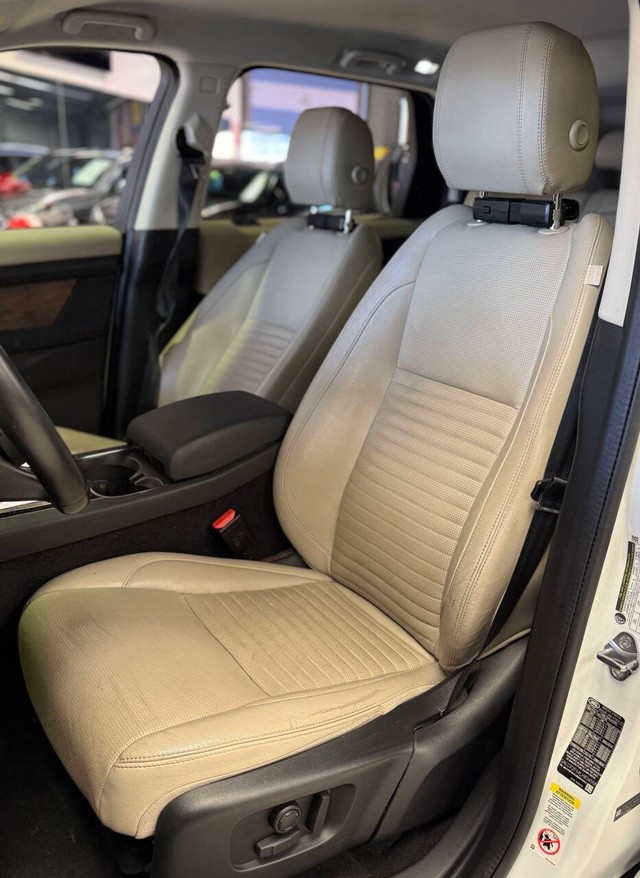 Land Rover Discovery Sport Vehicle Full-screen Gallery Image 12