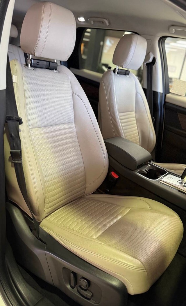 Land Rover Discovery Sport Vehicle Full-screen Gallery Image 13