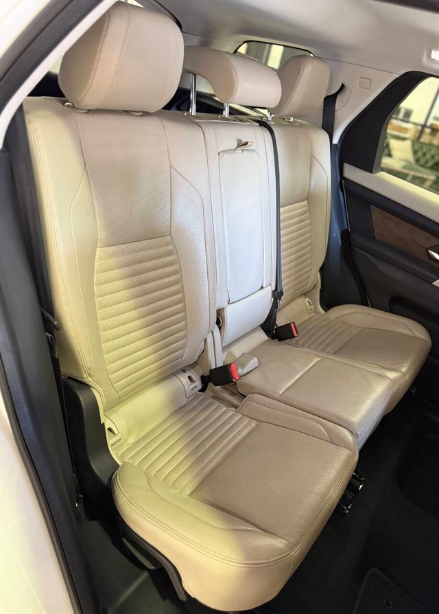 Land Rover Discovery Sport Vehicle Full-screen Gallery Image 14