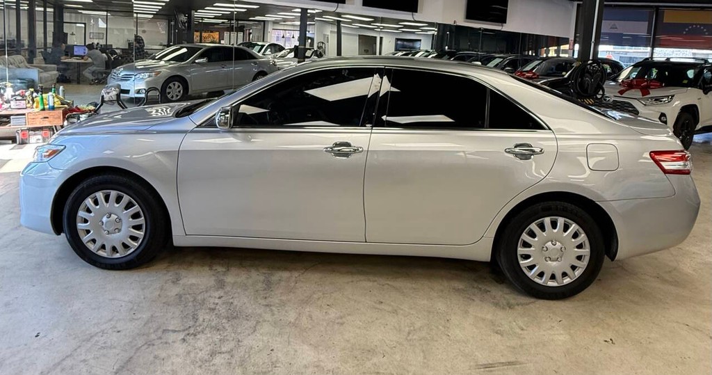 Toyota Camry Vehicle Full-screen Gallery Image 03