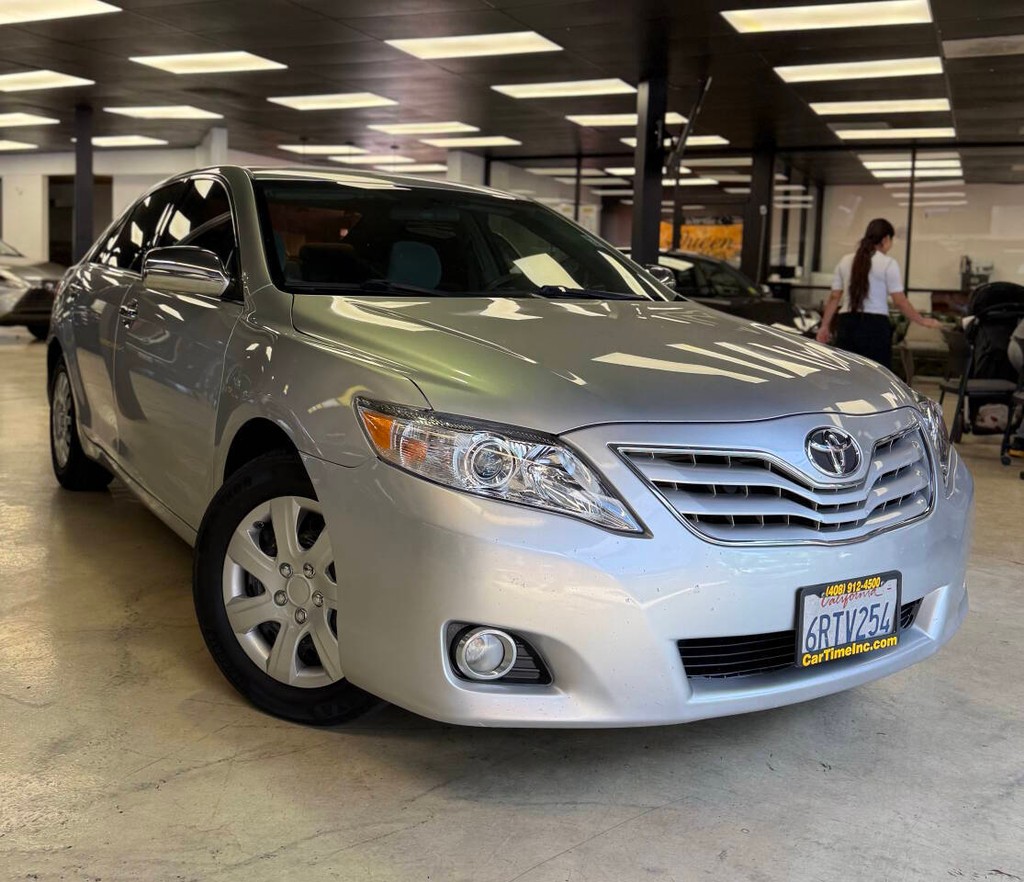 Toyota Camry Vehicle Full-screen Gallery Image 04