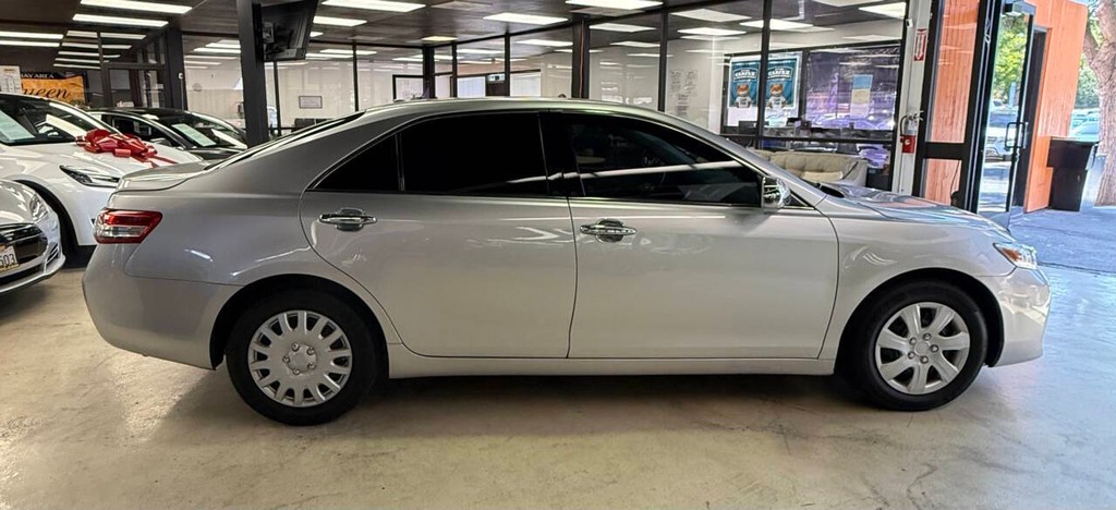 Toyota Camry Vehicle Full-screen Gallery Image 05