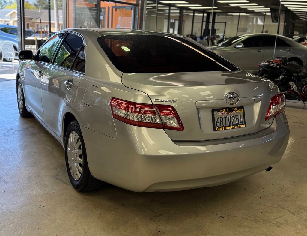 Toyota Camry Vehicle Full-screen Gallery Image 06