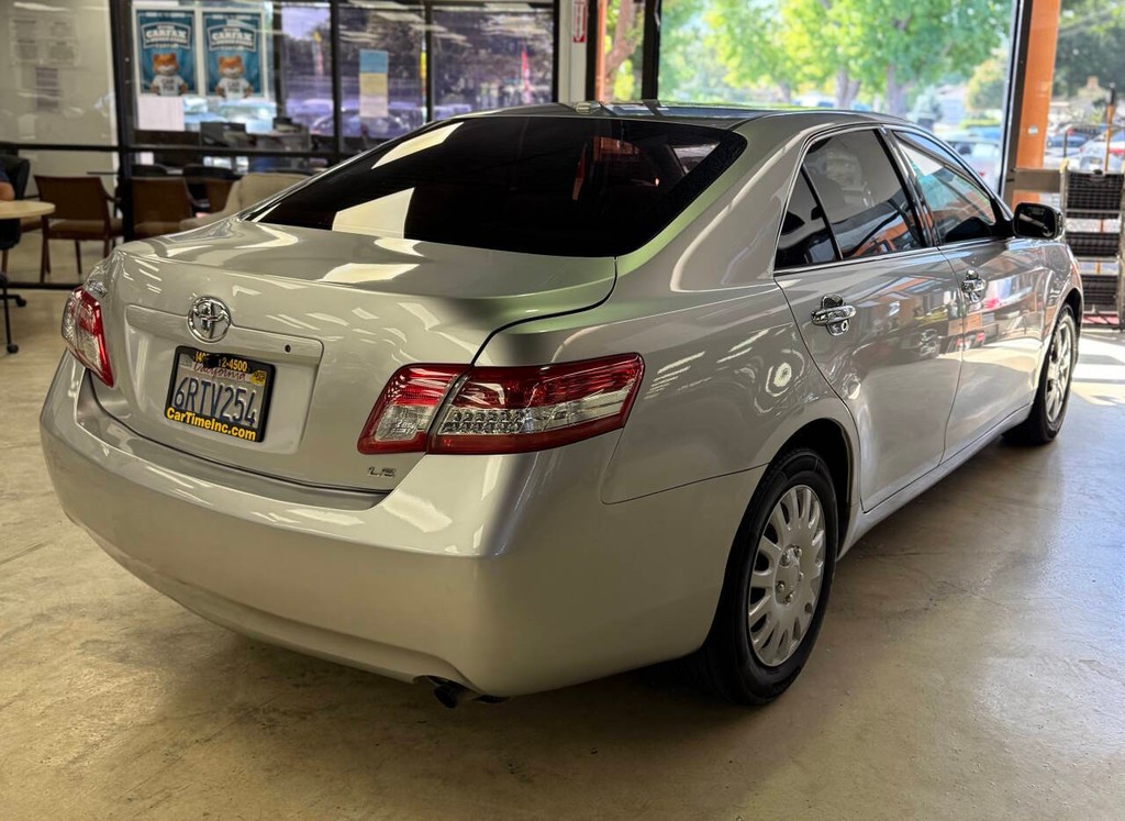 Toyota Camry Vehicle Full-screen Gallery Image 08