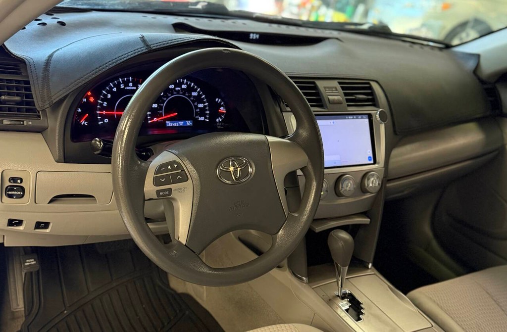 Toyota Camry Vehicle Full-screen Gallery Image 09