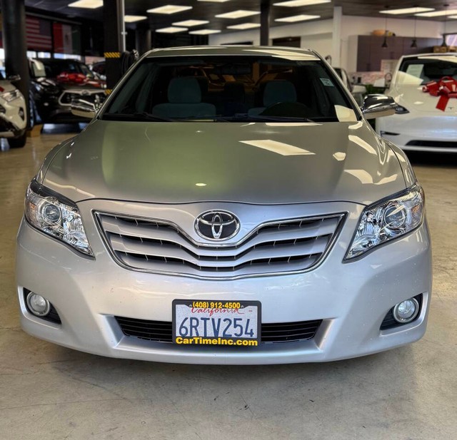 Toyota Camry Vehicle Full-screen Gallery Image 02