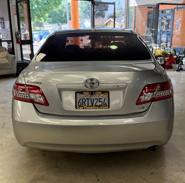 Toyota Camry Vehicle Full-screen Gallery Image 07