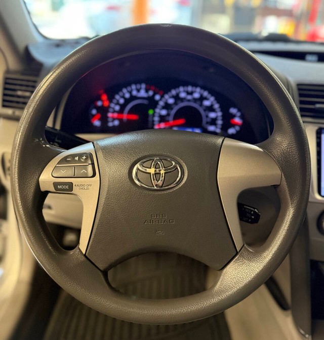 Toyota Camry Vehicle Full-screen Gallery Image 10