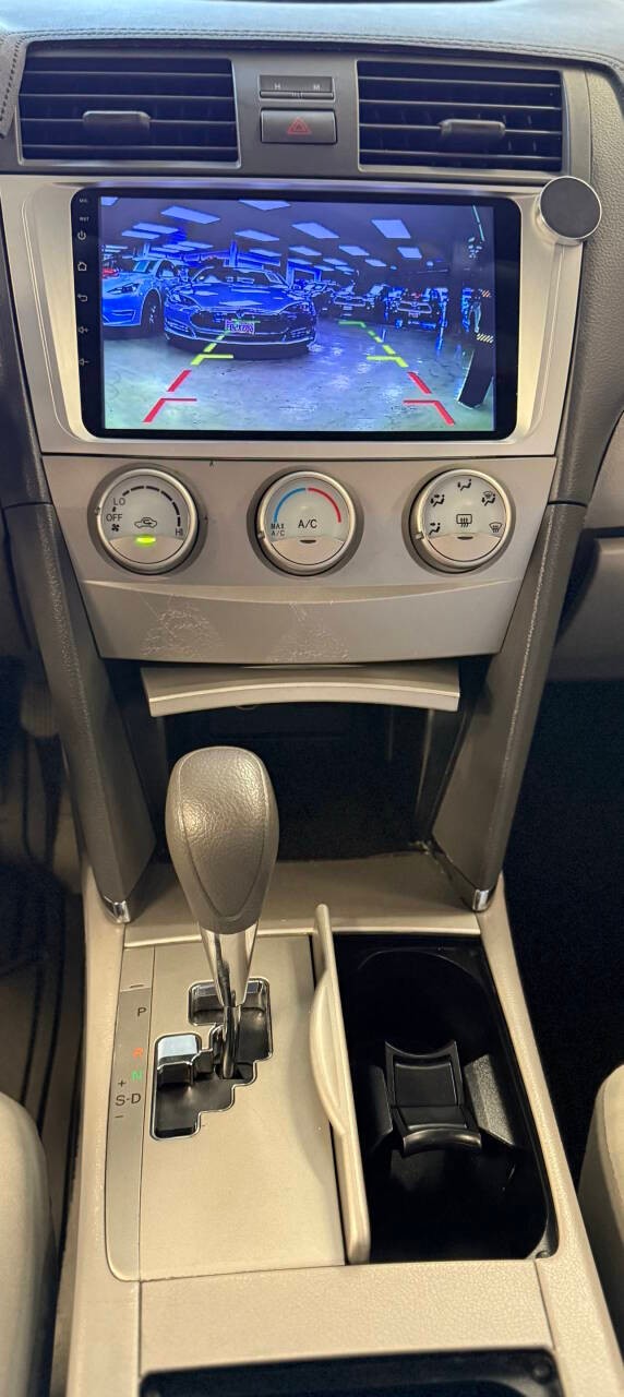 Toyota Camry Vehicle Full-screen Gallery Image 11