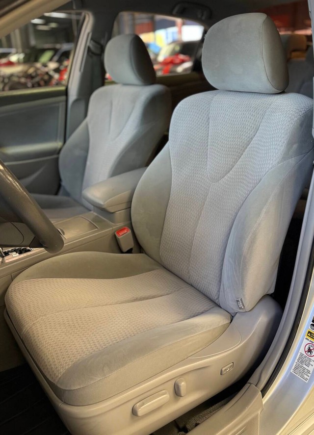 Toyota Camry Vehicle Full-screen Gallery Image 12