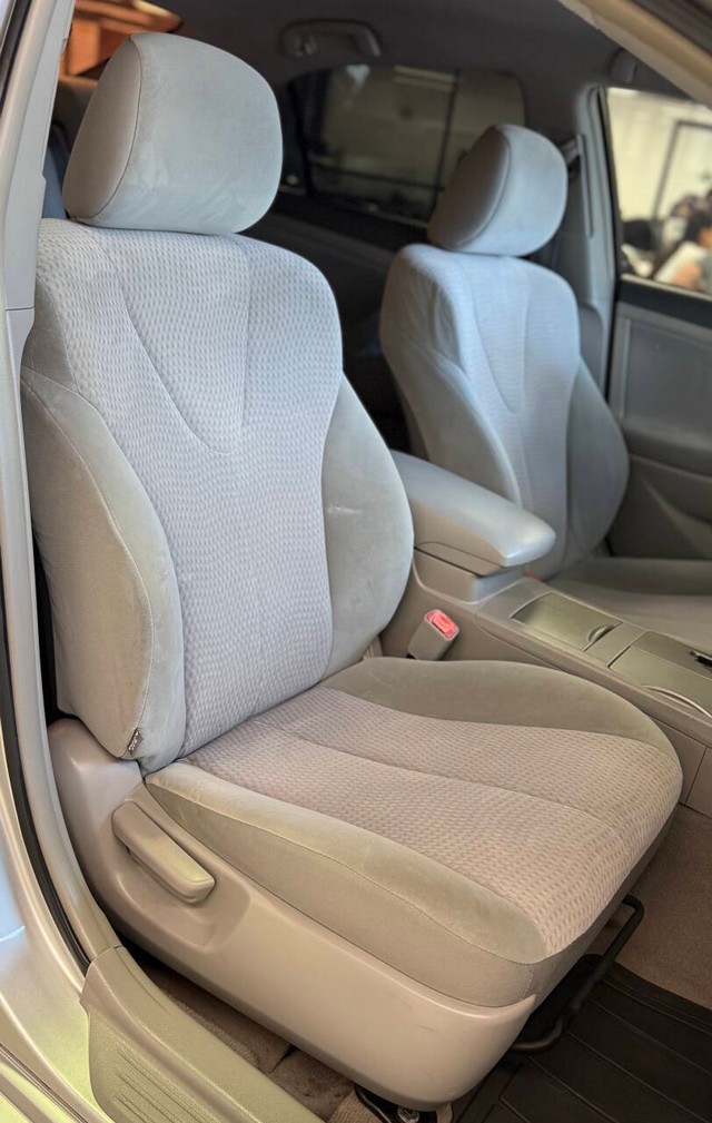 Toyota Camry Vehicle Full-screen Gallery Image 13