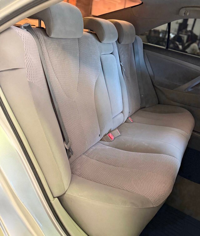 Toyota Camry Vehicle Full-screen Gallery Image 14