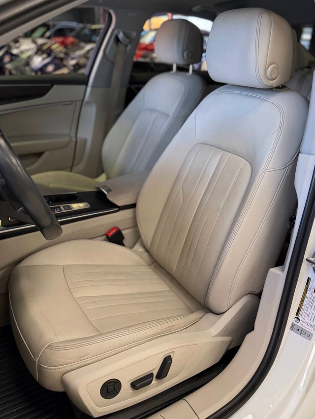 Audi A6 Vehicle Full-screen Gallery Image 12