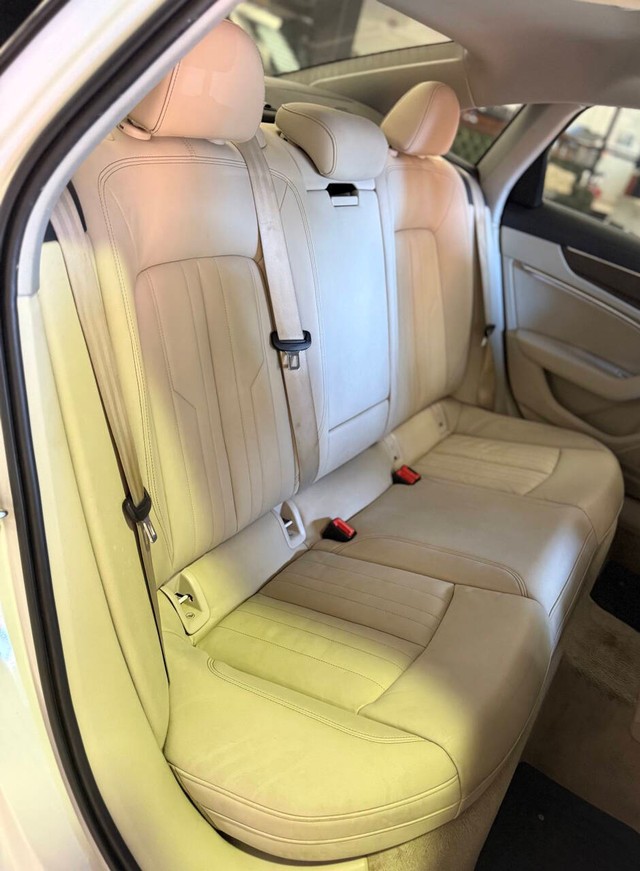 Audi A6 Vehicle Full-screen Gallery Image 14