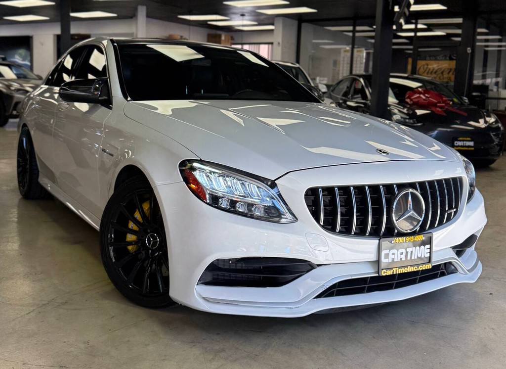 Mercedes-Benz C-Class Vehicle Full-screen Gallery Image 02