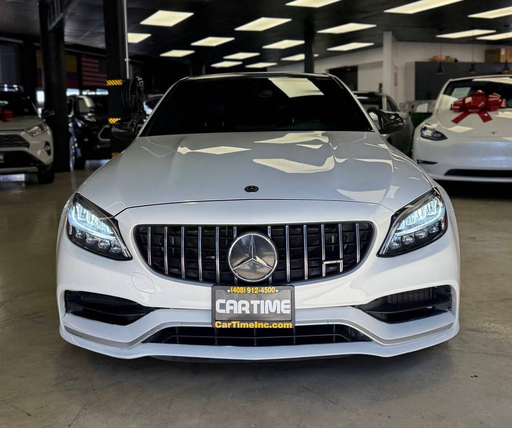 Mercedes-Benz C-Class Vehicle Full-screen Gallery Image 03