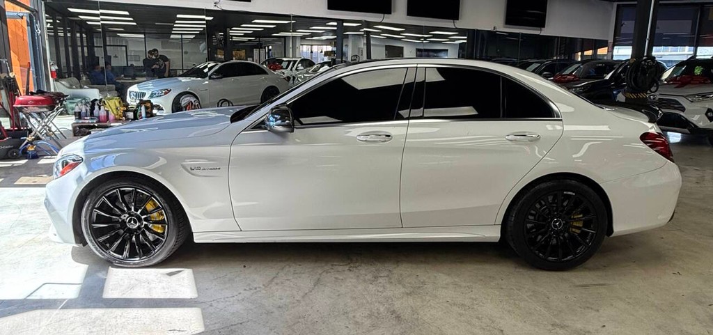 Mercedes-Benz C-Class Vehicle Full-screen Gallery Image 04