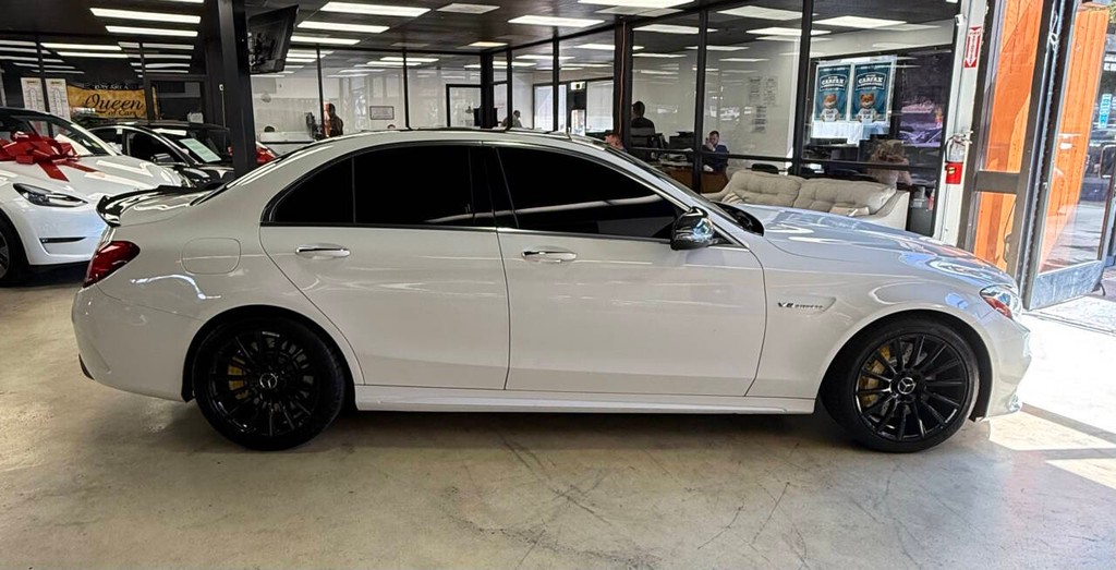 Mercedes-Benz C-Class Vehicle Full-screen Gallery Image 05